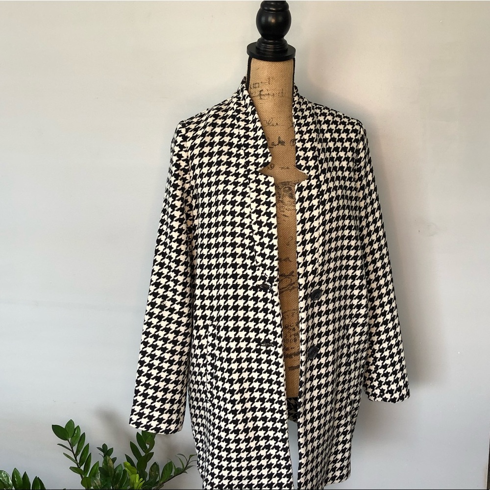 Trendy black and white coat. Size S.